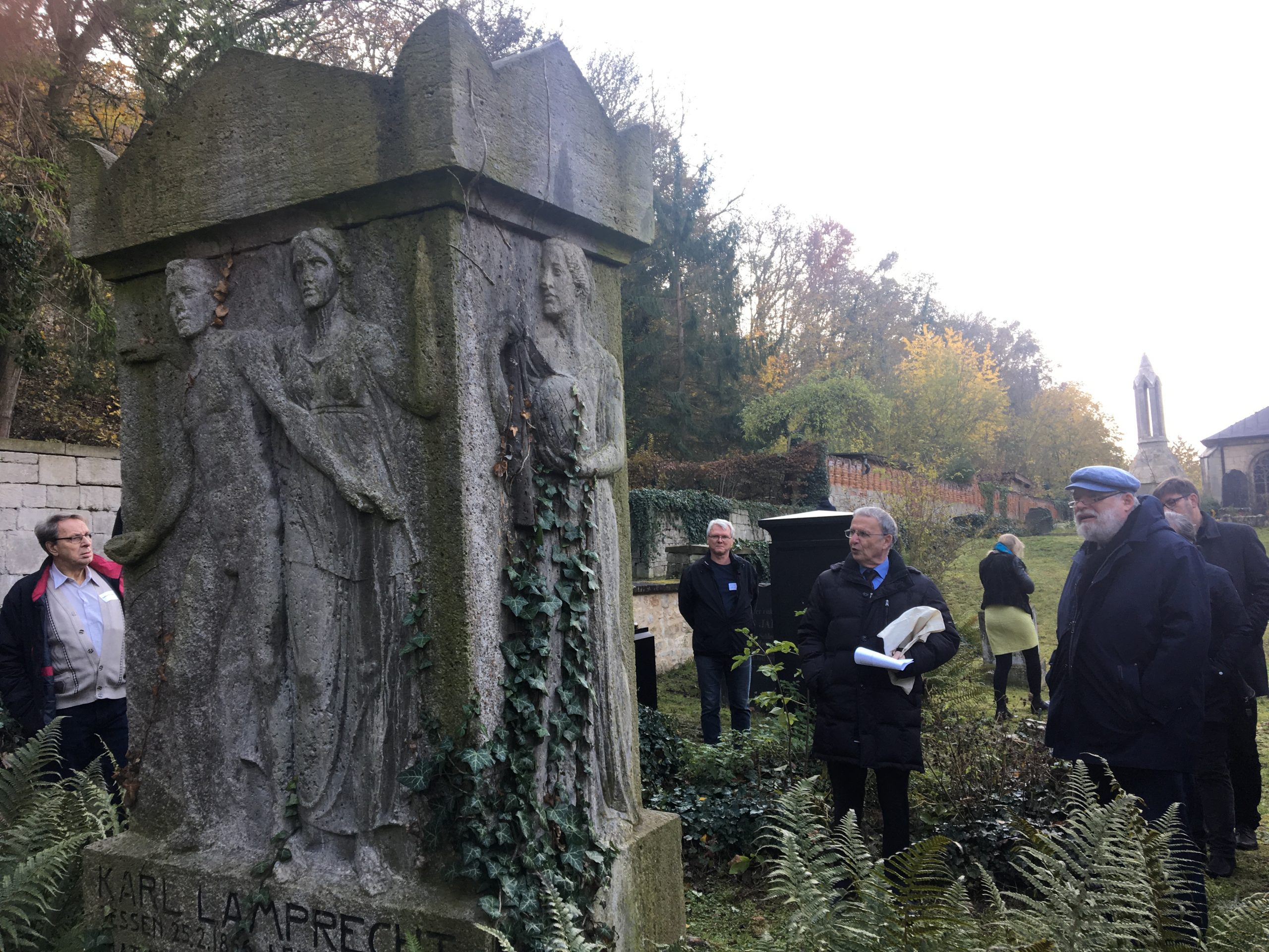 Besuch des Grabmals von Karl Lamprecht auf dem Friedhof in Schulpforte (Foto: J. Palatini)